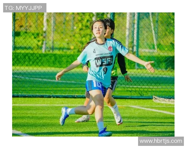 美女与足球明星浪漫接吻瞬间视频引发热议与关注